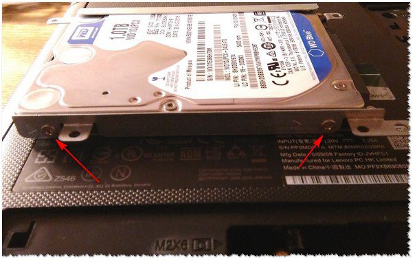 Снимаем салазки с HDD и ставим их на SSD