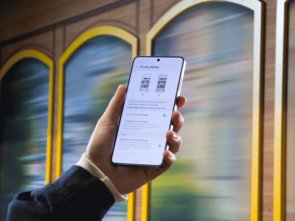 Умнее ИИ, крепче приватность: Почему серия Galaxy S26 — настоящий прорыв 016 lifesytle galaxy s26ultra cobaltviolet privacy display trambooth 1772287470519.jpg
