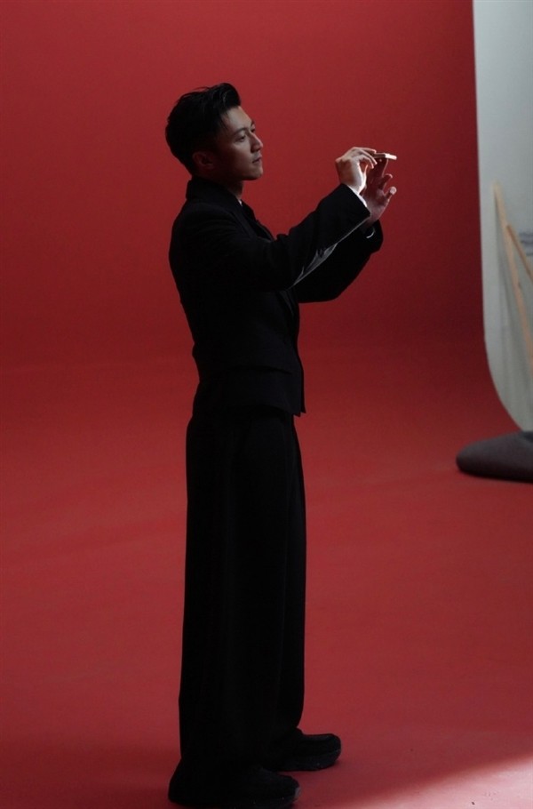 Николас Цэ на съёмках с ультратонким флагманом Honor Magic V6: обзор складного смартфона chmklwmrefuioynmaadbiwrxcemaahc5qewjawaame5845.jpg