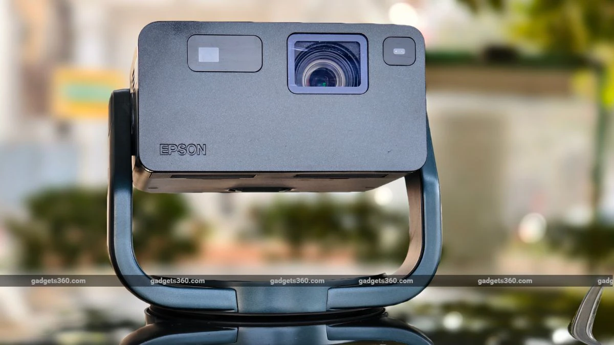 2 Epson EpiqVision Mini EF-22N projector