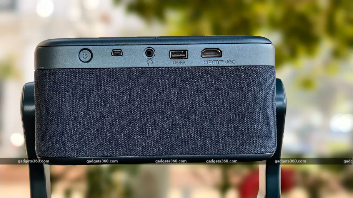 3 Epson EpiqVision Mini EF-22N projector