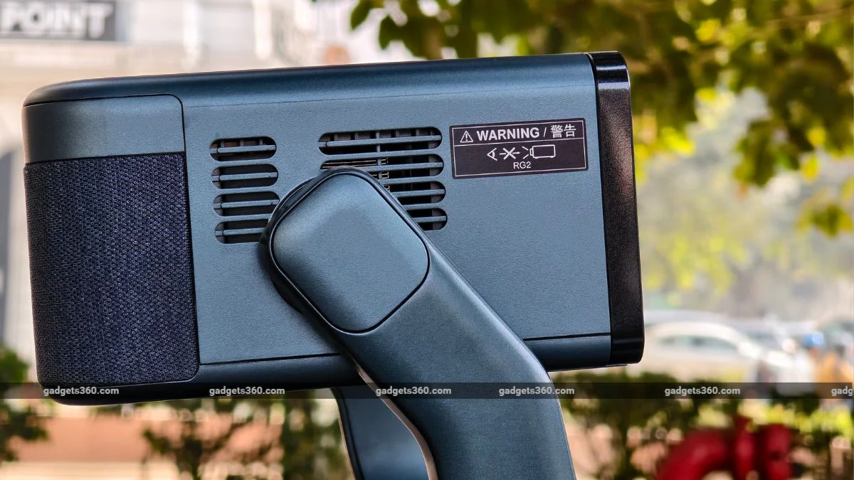 4 Epson EpiqVision Mini EF-22N projector